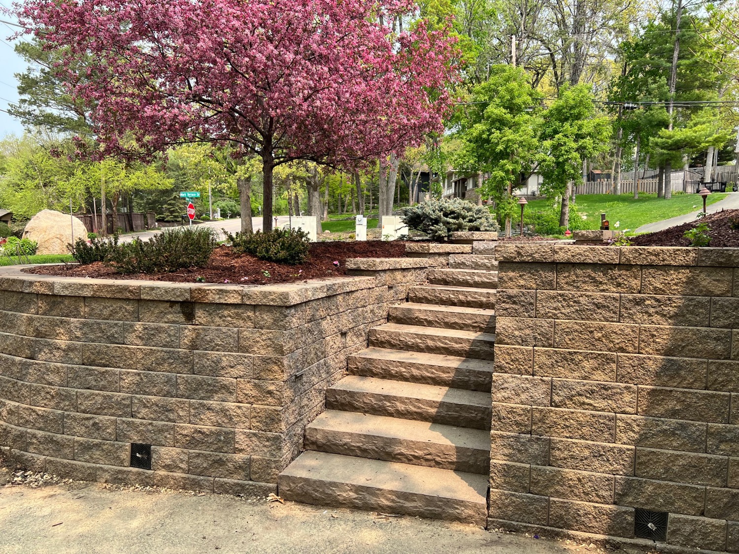 Retaining wall with a built-in set of stairs