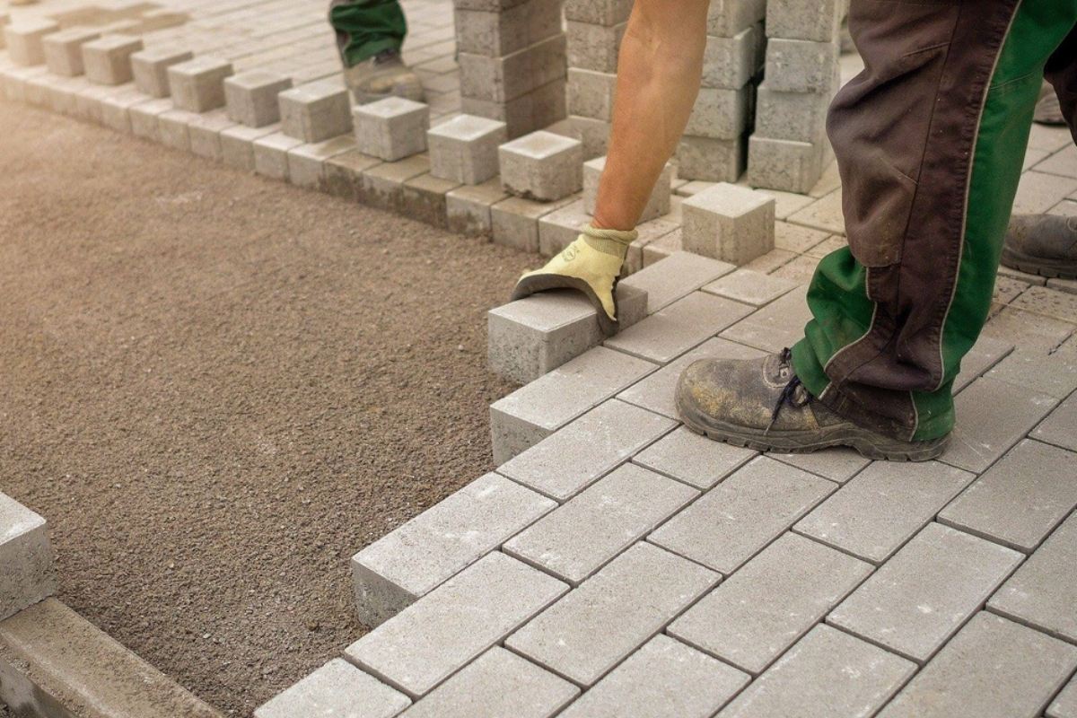 Poured Concrete VS Pavers Featured Image